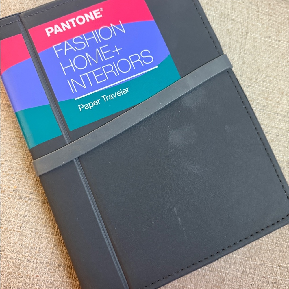 Pantone Fashion, Home + Interiors Paper Traveler Color Guide